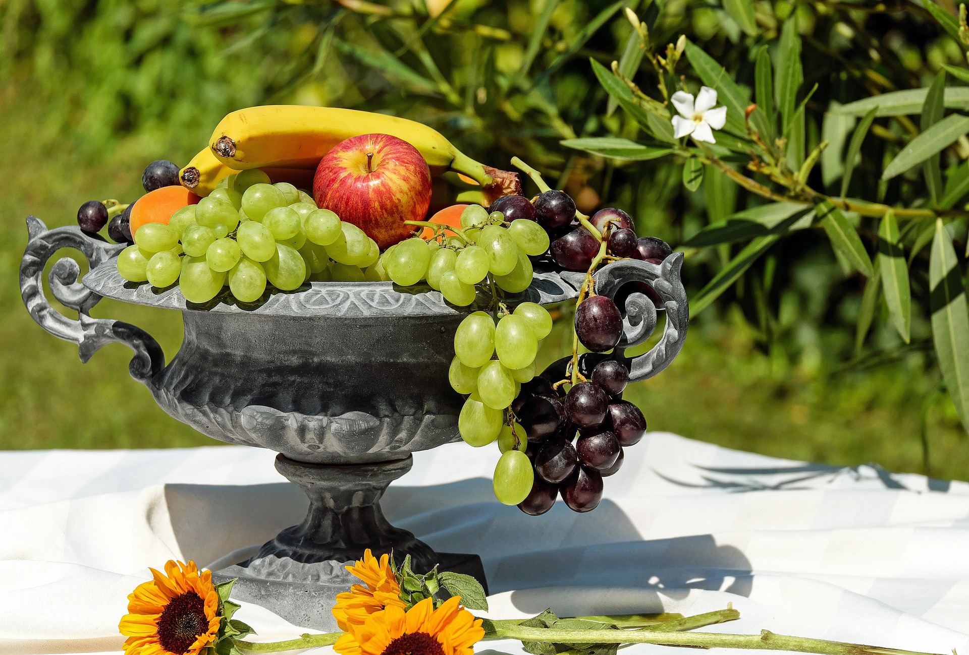 Analysis of visual features and classifiers for Fruit classification problem